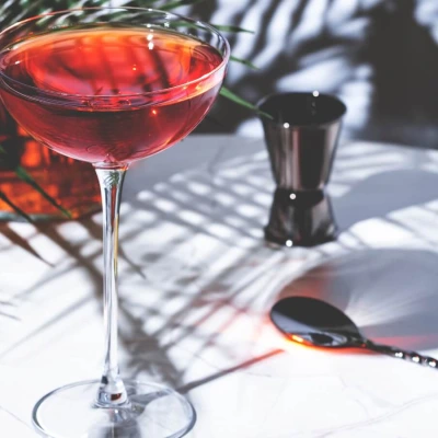 A sherry cocktail on a white surface with a green plant in the background, photo by 5ph (Adobe Stock)